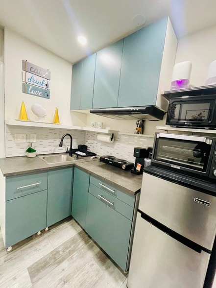 Building Photo - 201 NE 28th Terrace