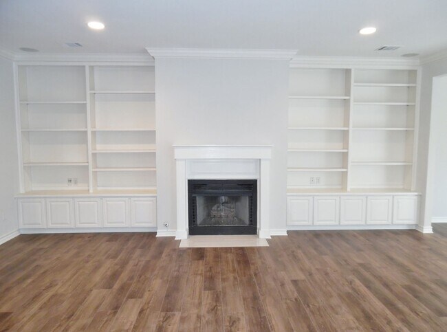Building Photo - Wonderfully Remodeled Duplex Near River Cr...