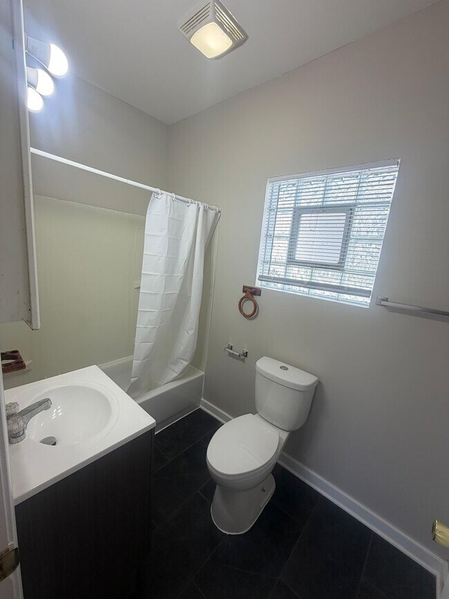 Building Photo - For rent - Spacious 3 Bed / 2 Bath Home