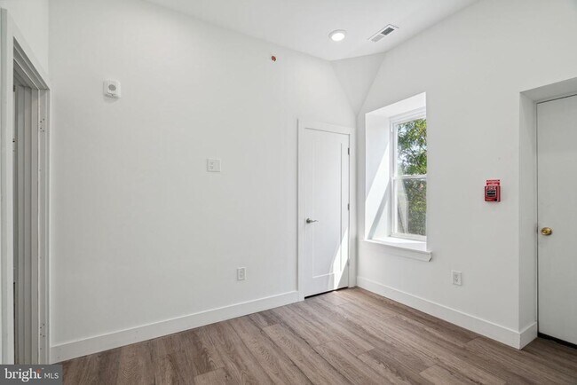 Building Photo - 5164 Ridge Ave