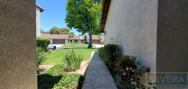 Building Photo - Cozy 2 bedroom 2 Bath home near Stowell and Broadway!