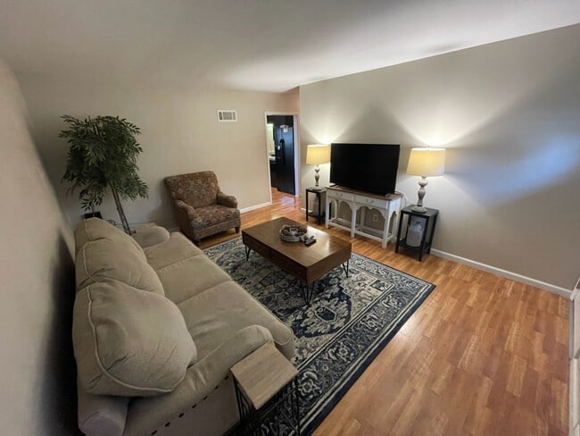 Building Photo - 784 Rojean Dr
