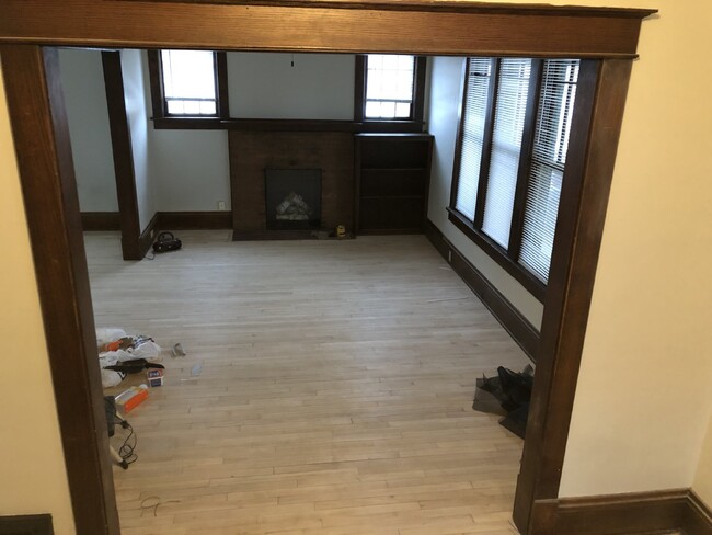 Building Photo - Huge 5 Bed 2 Bath home near UWEC with big ...