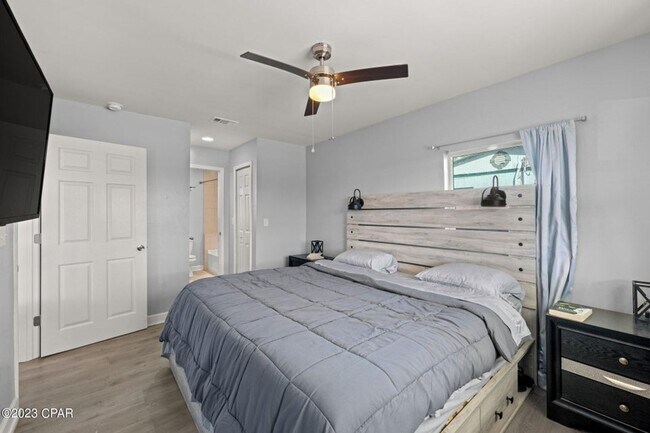 Building Photo - Recently Updated 4Bed/2Ba, Centrally Locat...