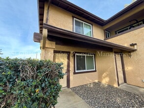 Building Photo - 2 Bedroom / 1.5 Bath Apartment in Lompoc