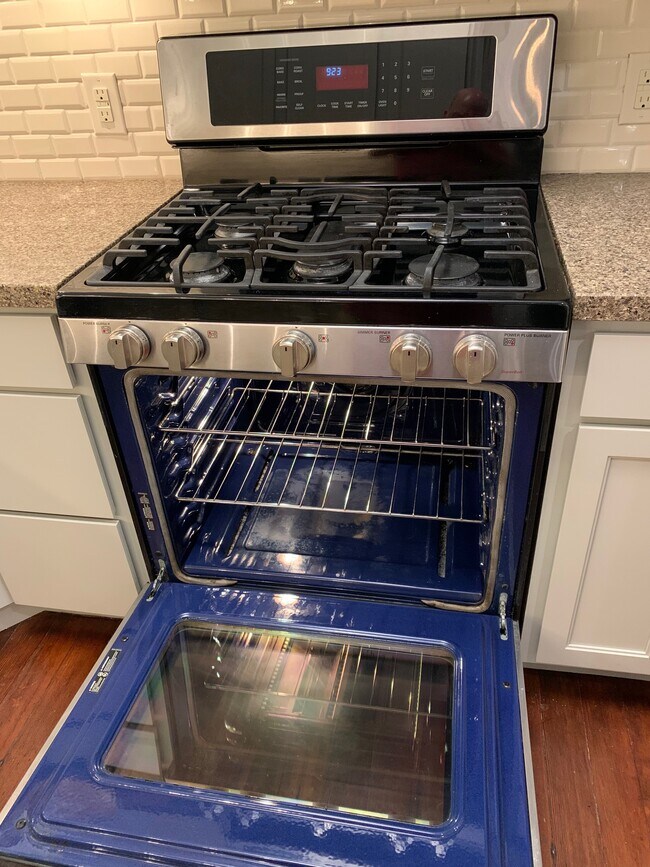 5-burner gas range with large convection oven - 545 Wisconsin St