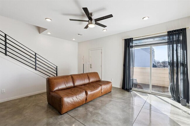 Building Photo - 1008 N Francis Ave