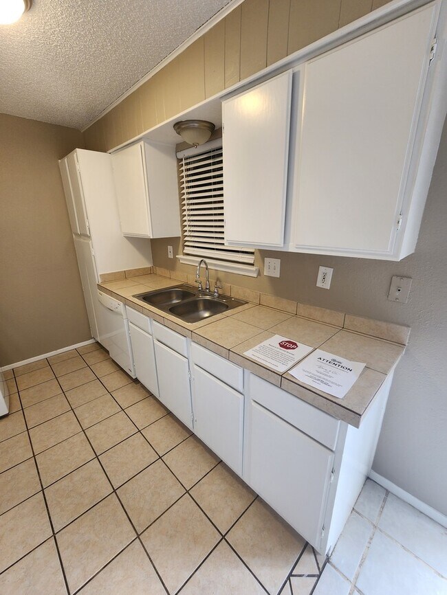 Building Photo - 3 bed 2 bath, 2 story townhome, 2 car garage