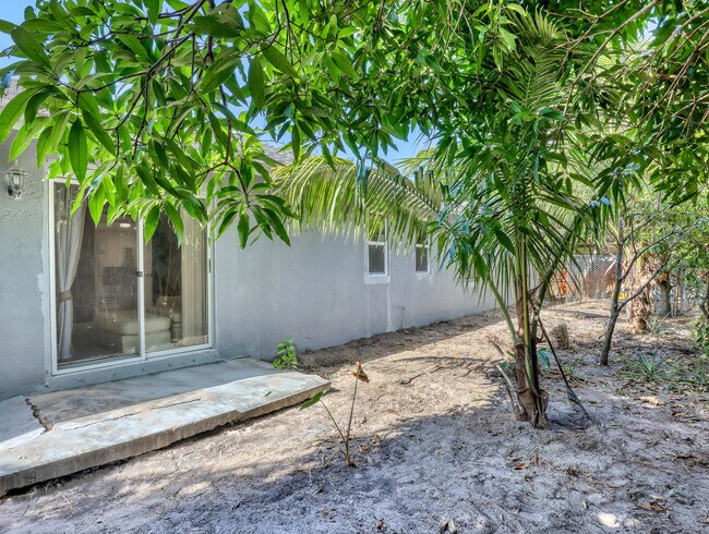 Building Photo - 1950 Wisteria St