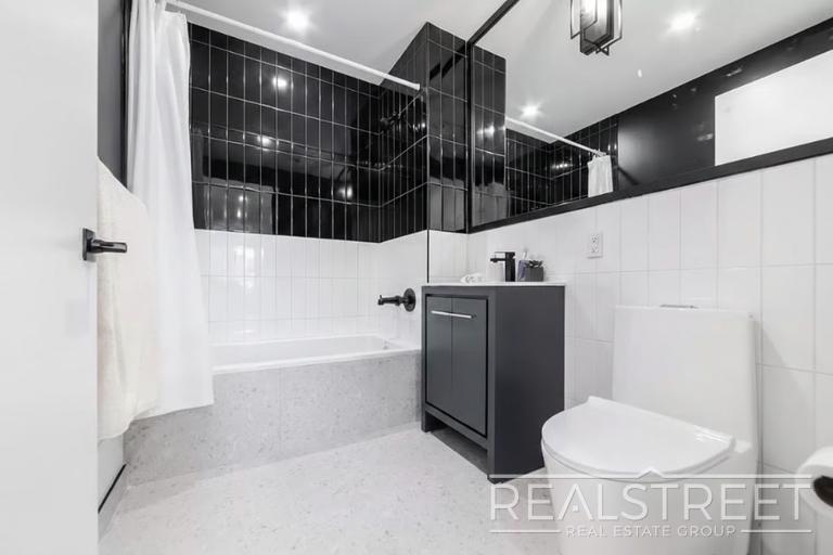 Building Photo - Welcome home to this bright and well-proportioned 2-bedroom, 1-bath apartment on a charming, tree-li