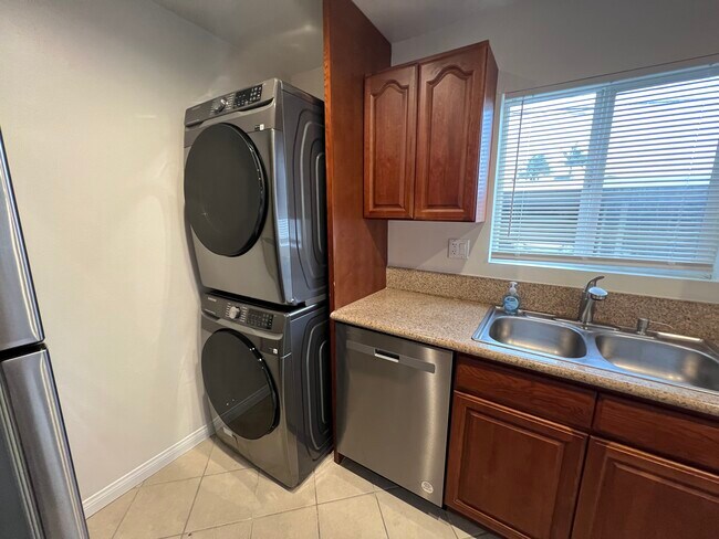 Building Photo - 4325 W 135th St