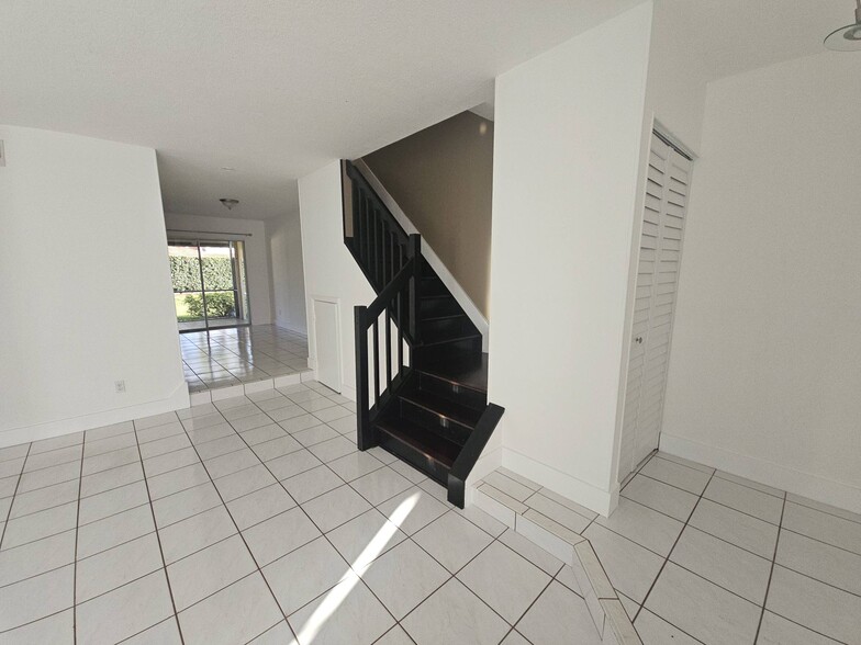 Building Photo - 2925 Belmont Ln