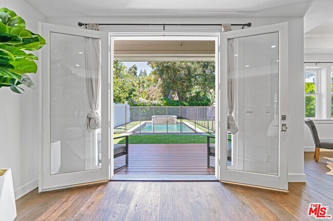 Building Photo - 14917 Valley Vista Blvd