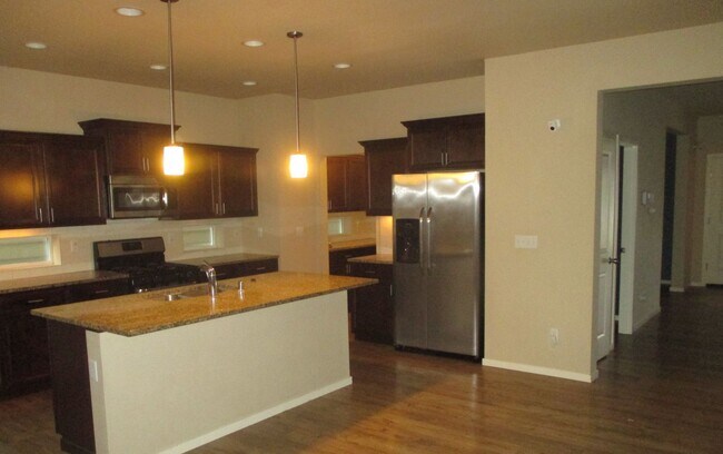 Building Photo - Beautiful 3 bed 2.5 bath home in South Hill Puyallup