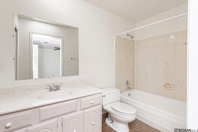Building Photo - 2516 Shadowbrook Dr