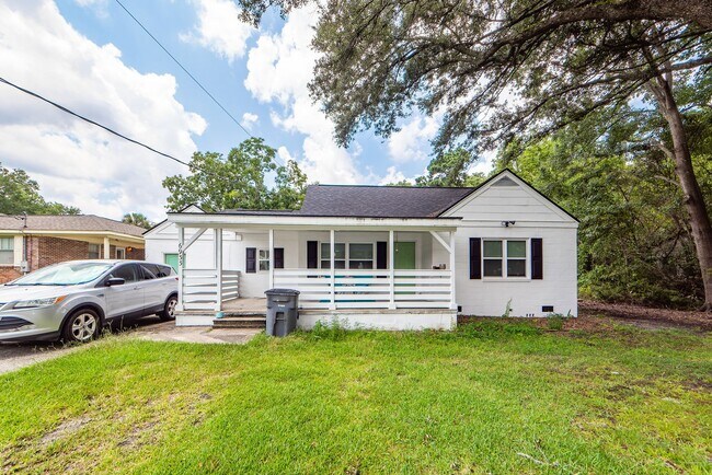 Building Photo - 4 Bedroom 2 Bath Home in Pinewood Vista - North Charleston