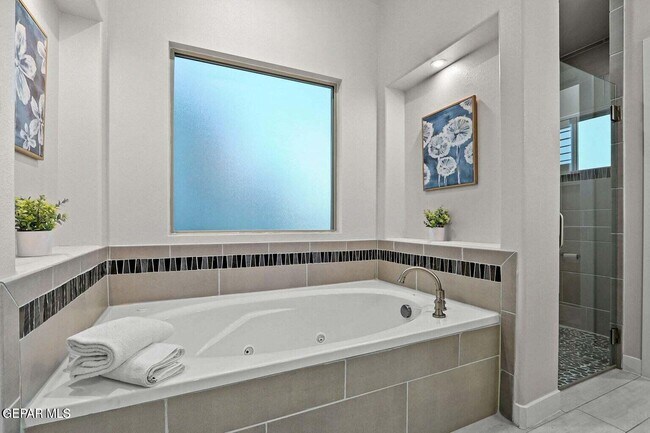 Building Photo - 2621 Maria Casas St