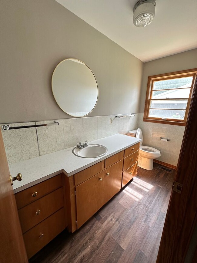 Building Photo - 523 Olney St