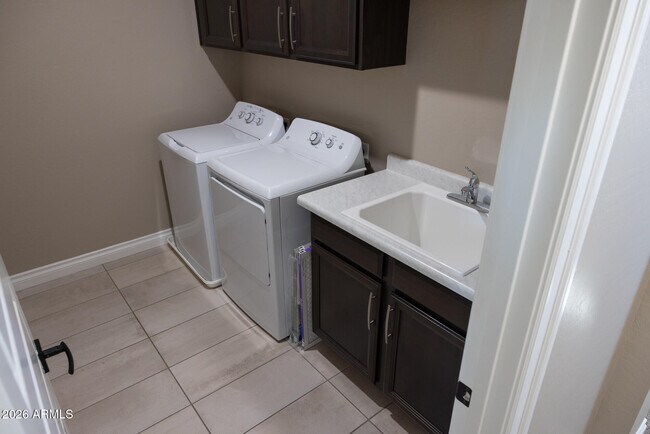 Building Photo - 2462 E Lovebird Ln
