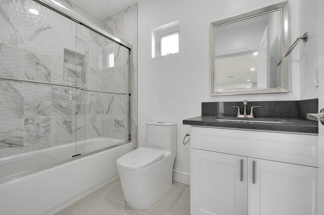 Building Photo - Luxury 2 & 4 Bed Townhomes in NoHo!