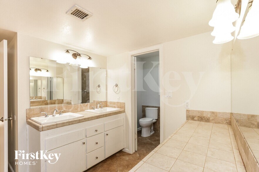 Building Photo - 3012 S Evergreen Rd