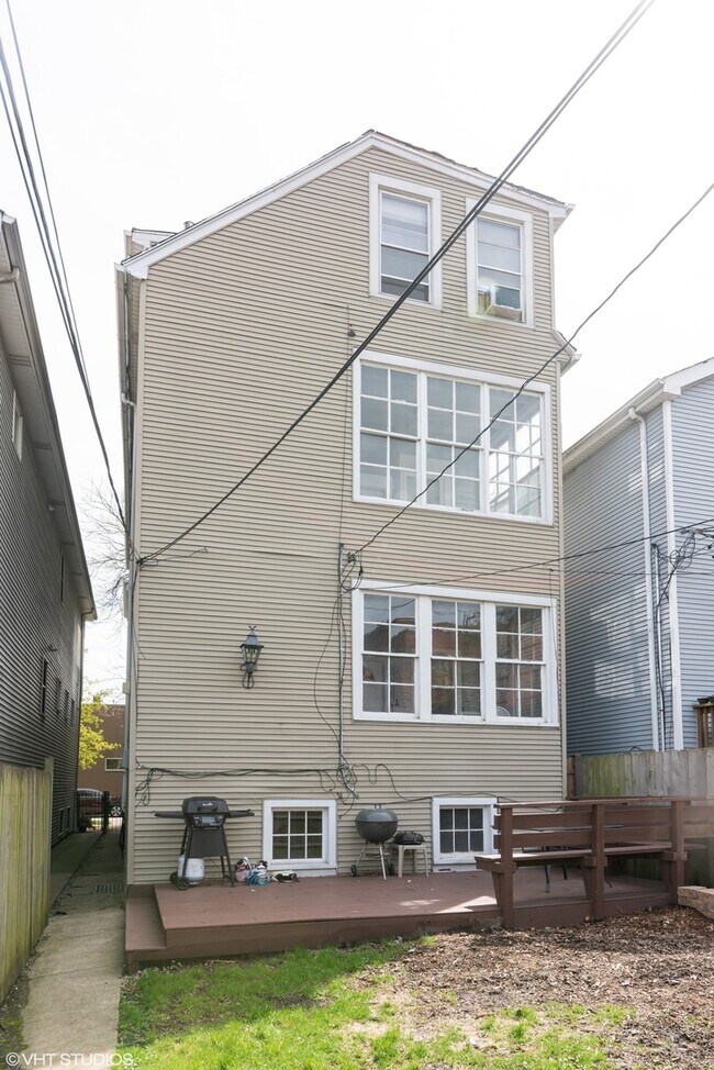 Building Photo - 1652 W Nelson St