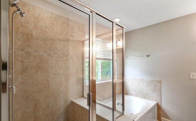 Building Photo - For Rent!!!!!  Spacious Living & Resort-Style Fun in Hamilton Glen!