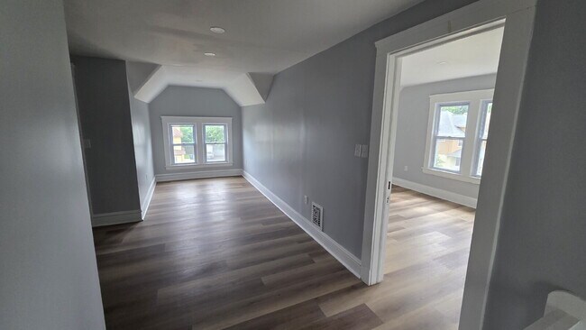 Building Photo - Exquisite 4 bed 3 bath with Air Conditioning
