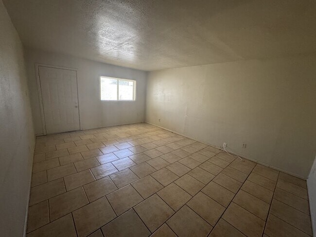 Building Photo - 7747 W Weldon Ave