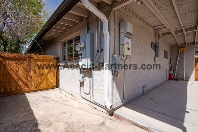 Building Photo - Two Bedroom Home with Guest House