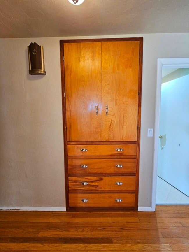 Building Photo - 3Bd/1.5Ba Single Story Home-For Viewing!