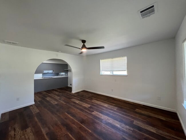 Building Photo - 1108 Reyes St