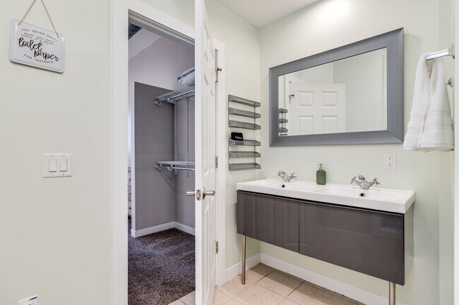 Building Photo - Urban Luxury with Stunning City Views – 2B...