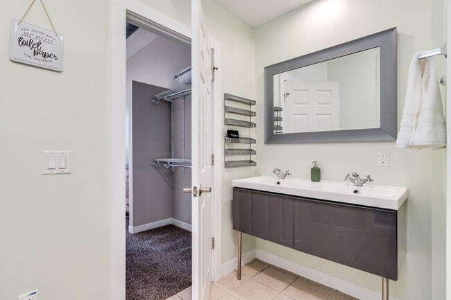 Building Photo - Urban Luxury with Stunning City Views – 2BR/2BA in Over-the-Rhine