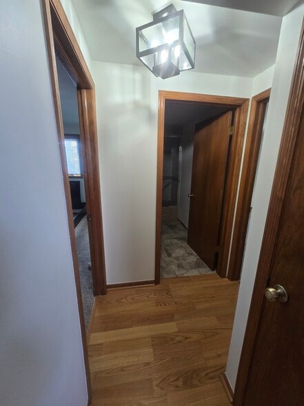 Building Photo - 8145 S White Oak Dr