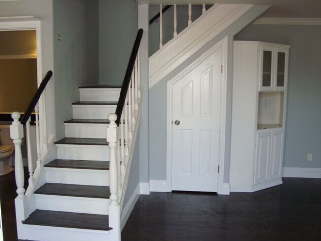 Building Photo - STUNNING TOWNHOME 2 BED 2.5 BATH 2 CAR GARAGE NORTH PARK/HILLCRES
