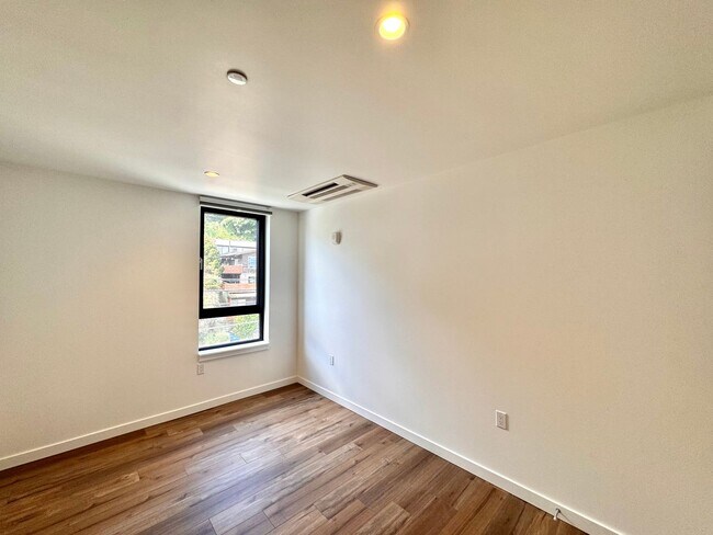 Building Photo - 2514 Dexter Ave N