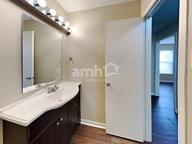 Building Photo - 527 Runnymede Ct
