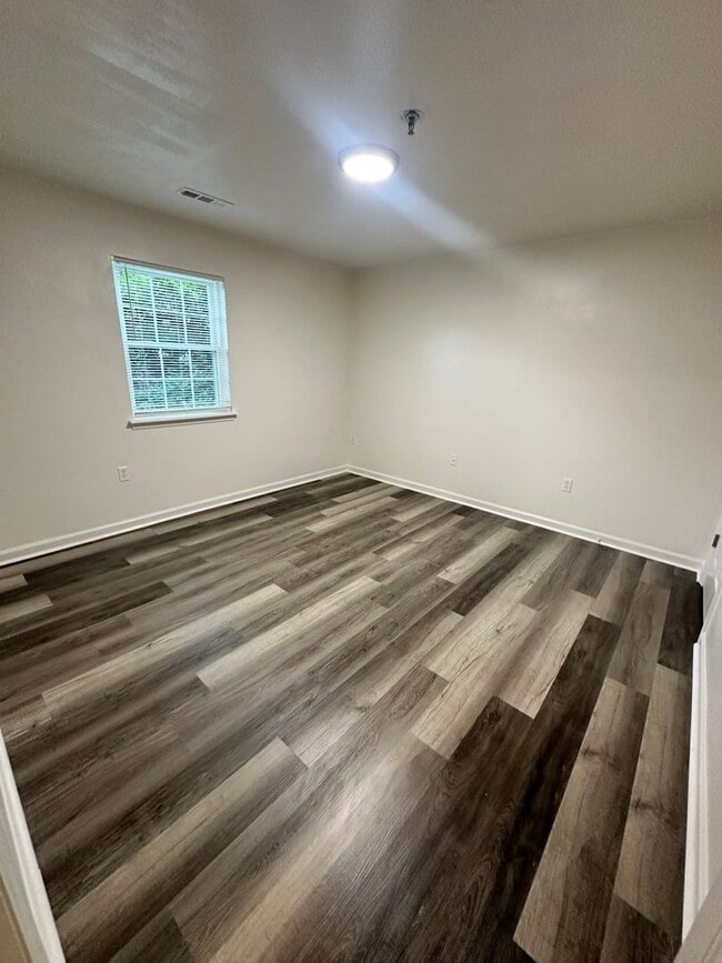 Building Photo - 1 Bedroom Available Collegiate Court  (SUB...