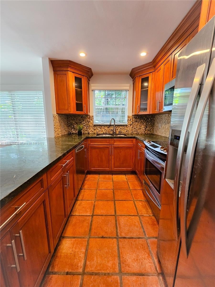 Building Photo - 2989 Bridgeport Ave