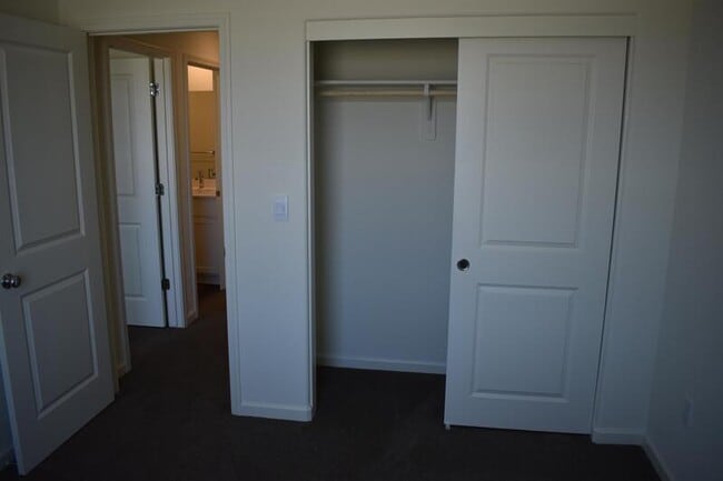 Building Photo - 708 Athena Dr