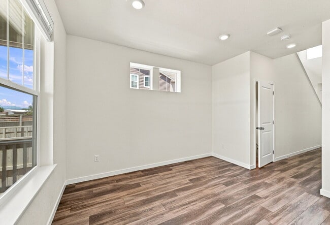 Building Photo - $2,995.95-3-Bed, 2.5-Bath Updated Townhouse in Broomfield!