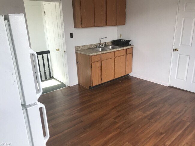 Primary Photo - 2 br, 1 bath Triplex - ( August 2023 ) CLO...