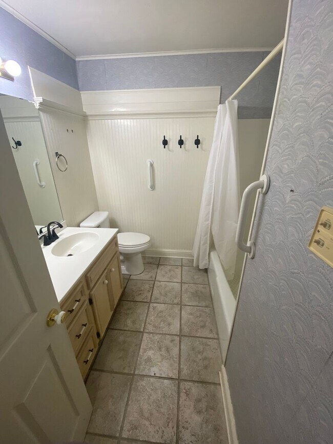 Building Photo - ** Charming 3 Bedroom/2 Bath Blanchard Home **