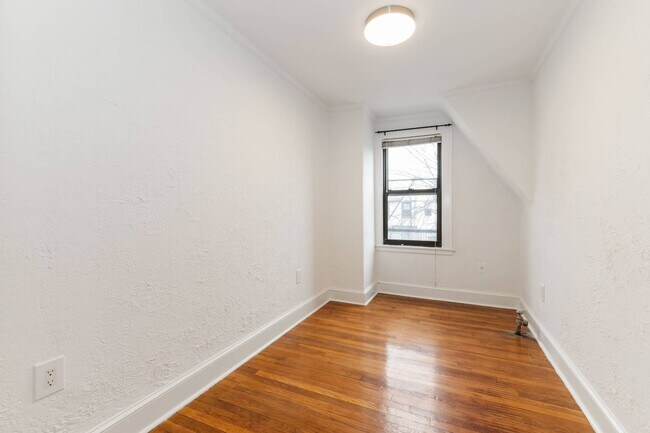 Building Photo - 67-135-135 Burns St