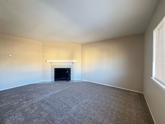 Building Photo - 2 Bedroom 1 bath close to Powers Corridor