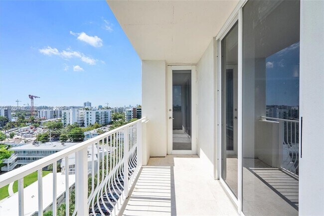 Building Photo - 10350 W Bay Harbor Dr