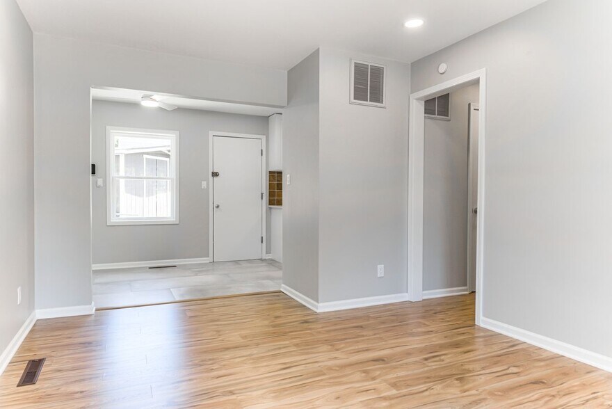 Building Photo - 2721 S 51st Terrace