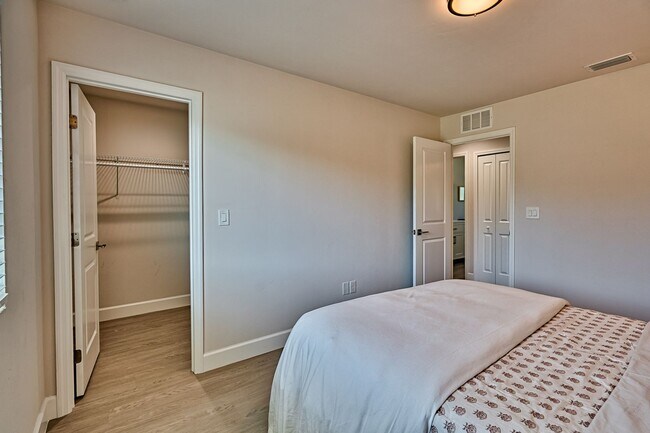Building Photo - NEW HOME! 3/2  in Hawthorne