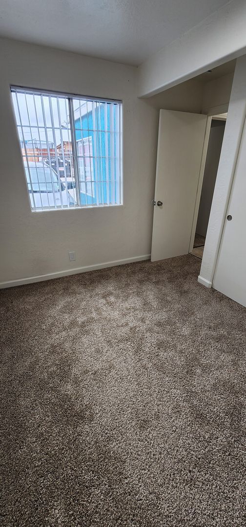 Building Photo - 2 bed, 1 bath
